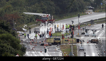 Die Rettungsdienste arbeiten weiterhin an der A27 in Shoreham in West Sussex, da die Suche nach weiteren Opfern der Flugkatastrophe in Shoreham fortgesetzt wird. Stockfoto