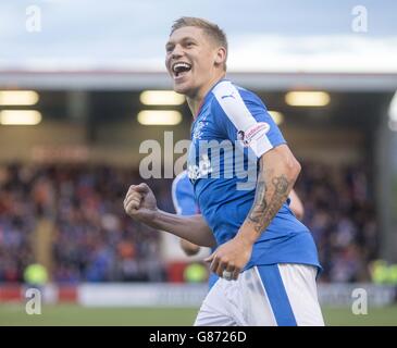 Rangers Martyn Waghorn feiert Scoring seiner Seiten dritten Tor in der zweiten Runde des Scottish Communities League Cup im Excelsior Stadium, Airdrie. Stockfoto