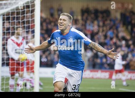 Rangers Martyn Waghorn feiert Scoring seiner Seiten dritten Tor in der zweiten Runde des Scottish Communities League Cup im Excelsior Stadium, Airdrie. Stockfoto