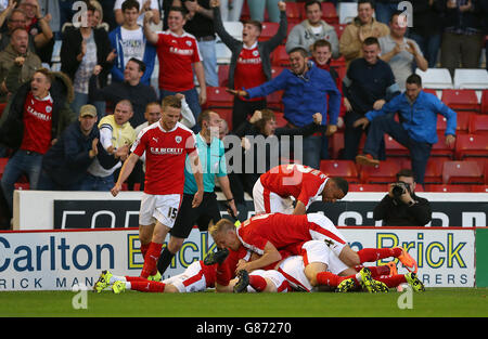 Barnsley Sam Winnall feiert Scoring seiner Seiten erstes Tor des Spiels mit Teamkollegen während des Capital One Cup, zweite Runde Spiel in Oakwell, Barnsley. Stockfoto