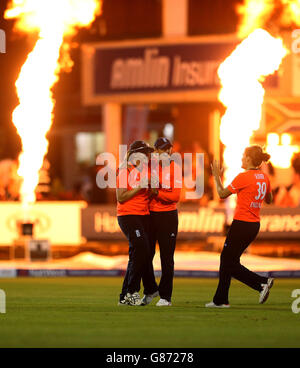 England Anya Shrubsole (links) feiert mit Teamkollegen, nachdem sie Australia Grace Harris (nicht im Bild) beim ersten Twenty20-Spiel der Women's Ashes-Serie auf dem Essex County Ground, Chelmsford, rausgefahren hat. Stockfoto