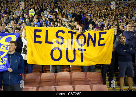 Fußball - Capital One Cup - zweite Runde - Barnsley gegen Everton - Oakwell. Fans halten während des zweiten Spiels des Capital One Cup in Oakwell, Barnsley, Banner auf den Tribünen hoch. Stockfoto