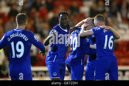 Everton Romelu Lukaku feiert Scoring seiner Seiten zweites Tor der zusätzlichen Zeit mit Teamkollegen während der Capital One Cup, zweite Runde Spiel in Oakwell, Barnsley. Stockfoto