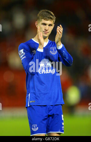 Fußball - Capital One Cup - zweite Runde - Barnsley gegen Everton - Oakwell. John Stones von Everton applaudiert den Fans nach der zusätzlichen Zeit des Capital One Cup, dem zweiten Spiel in Oakwell, Barnsley. Stockfoto