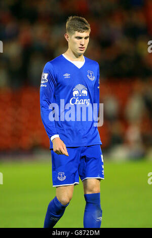 Fußball - Capital One Cup - zweite Runde - Barnsley gegen Everton - Oakwell. Evertons John Stones verlässt das Spielfeld nach einer zusätzlichen Zeit des zweiten Spiels des Capital One Cup in Oakwell, Barnsley. Stockfoto