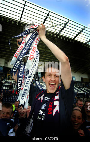 Fußball - Bell's Scottish Football League Championship - First Division - Falkirk V Queen of the South - Falkirk Community Sta.... Falkirks Kapitän Kevin James mit der Scottish First Division Trophy Stockfoto