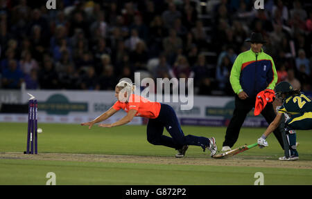 Englands Katherine Brunt läuft beim zweiten Twenty20-Match der Women's Ashes-Serie auf dem BrightonandHoveJobs.com County Ground in Brighton gegen die Australier Jess Jonassen (rechts) aus. Stockfoto