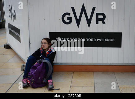 Ein Passagier wartet am Bahnhof Paddington im Westen Londons, als Mitglieder der Gewerkschaft Rail, Maritime and Transport at First Great Western (FGW) drei Tage hintereinander über neue Züge gehen. Stockfoto