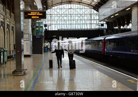 Passagiere warten auf einem Bahnsteig am Bahnhof Paddington im Westen Londons, während Mitglieder der Gewerkschaft Rail, Maritime and Transport at First Great Western (FGW) drei Tage hintereinander über neue Züge gehen. Stockfoto