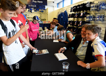 Fußball - Reading FC - Tag der offenen Tür - Madejski Stadium. Der Vorsitzende Sir John Madejski posiert mit den Fans Stockfoto