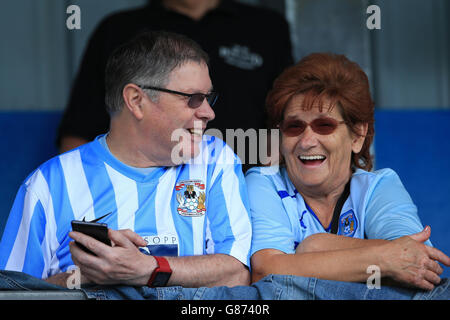 Fußball - vor der Saison freundlich - Coventry City / Oxford United - Liberty Way Stadium. Coventry City Fans auf den Tribünen Stockfoto