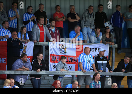 Fußball - vor der Saison freundlich - Coventry City / Oxford United - Liberty Way Stadium. Coventry City Fans auf den Tribünen Stockfoto