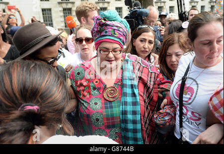 Die Gründerin der Kids Company Camila Batmunghelidjh (Mitte) ist von Medien, Mitarbeitern und Unterstützern der Wohltätigkeitsorganisation umgeben, als sie in die Downing Street in London marschieren, um gegen ihre Schließung zu protestieren. Stockfoto