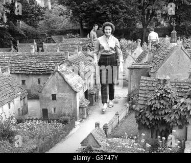 Betty Ruck im Modelldorf Bourton-on-the-Water, das sich in den Gärten des Old New Inn im Cotswold-Dorf befindet. Der Bau des Miniaturdorfes begann 1936 und wurde drei Jahre später abgeschlossen, aber es werden ständig neue gebaut. Stockfoto