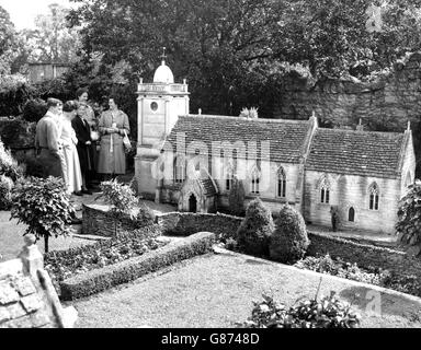 Ein Modell im neunten Maßstab der Pfarrkirche in Bourton-on-the-Water, das Teil des Modelldorfes im Cotswold-Schönheitsplatz ist. Stockfoto