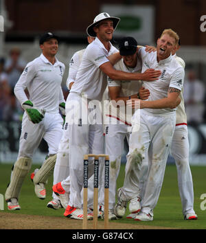 Der englische Ben Stokes (rechts) feiert am zweiten Tag des vierten Investec Ashes-Tests in Trent Bridge, Nottingham, das Dickicht des australischen Mitchell Johnson. Stockfoto