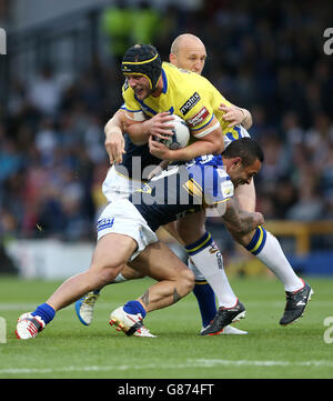 Warrington Wolves' Chris Hill (Mitte) wird von Leeds Rhino's Paul Aiton (vorne) und Carl Ablett (hinten) während des ersten Utility Super League, Super 8s Spiels in Headingley Carnegie, Leeds, angegangen. Stockfoto