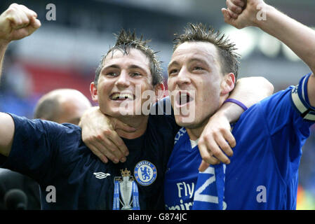 Chelsea's Frank Lampard (L) feiert mit Kapitän John Terry nach dem Barclays Premiership Spiel gegen Bolton Wanderers. Chelsea gewann den Titel nach ihrem Sieg 2-0 gegen Bolton Wanderers. Stockfoto