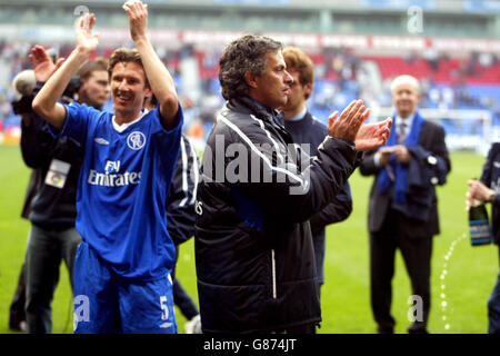 Fußball - FA Barclays Premiership - Bolton Wanderers gegen Chelsea - Reebok Stadium. Chelses Manager Jose Mourino feiert den Sieg der FA Barclays Premiership nach dem Sieg gegen Bolton Wanderers Stockfoto