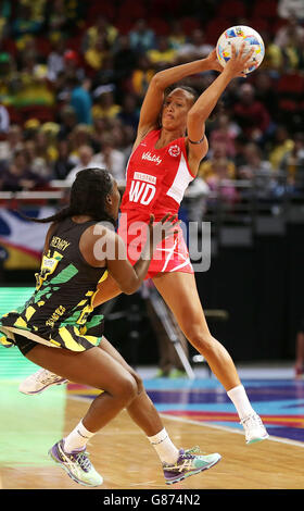 Die Engländerin Serena Guthrie wird während des Netball World Cup, Pool B-Spiels 2015 in der Allphones Arena, Sydney, von Jamaikas Sasher-Gaye Henry herausgefordert. Stockfoto