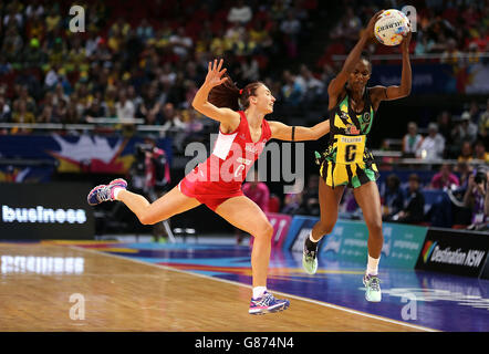 Die Engländerin Jade Clarke und die Jamaikaerin Paula Thompson kämpfen 2015 in der Allphones Arena, Sydney, um den Ball. Stockfoto