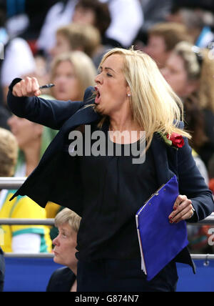 Der englische Trainer Tracey Neville feiert den Sieg beim Schlusspfiff während des Netball-WM-Spiels 2015 in der Allphones Arena in Sydney. Stockfoto