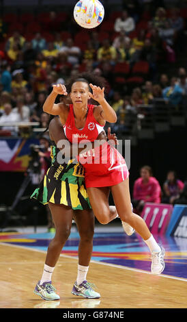 Die Engländerin Serena Guthrie wird während des Netball World Cup, Pool B-Spiels 2015 in der Allphones Arena, Sydney, von Jamaikas Sasher-Gaye Henry herausgefordert. Stockfoto