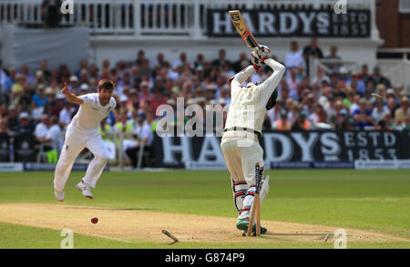 Der australische Schlagmann Nathan Lyon wird vom englischen Bowler Mark Wood geleitet, um das 4. Testspiel und die Ashes am dritten Tag des vierten Investec Ashes Tests in Trent Bridge, Nottingham, zu gewinnen. Stockfoto