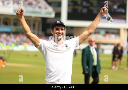 Cricket - Vierter Investec Ashes Test - England gegen Australien - Tag drei - Trent Bridge. Der englische Mark Wood feiert während der Ehrenrunde den dritten Teil des vierten Investec Ashes Tests an der Trent Bridge, Nottingham. Stockfoto