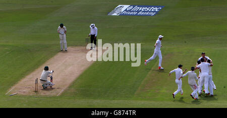 Der australische Schlagmann Nathan Lyon wird vom englischen Bowler Mark Wood geleitet, um das 4. Testspiel und die Ashes am dritten Tag des vierten Investec Ashes Tests in Trent Bridge, Nottingham, zu gewinnen. Stockfoto