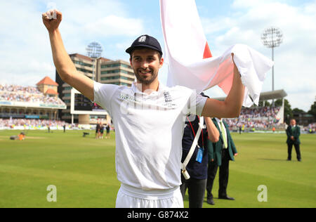 Cricket - Vierter Investec Ashes Test - England gegen Australien - Tag drei - Trent Bridge. Der englische Mark Wood feiert nach dem Gewinn der Asche am dritten Tag des vierten Investec Ashes Tests in Trent Bridge, Nottingham. Stockfoto