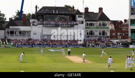 Der australische Schlagmann Nathan Lyon wird vom englischen Bowler Mark Wood geleitet, um das 4. Testspiel und die Ashes am dritten Tag des vierten Investec Ashes Tests in Trent Bridge, Nottingham, zu gewinnen. Stockfoto