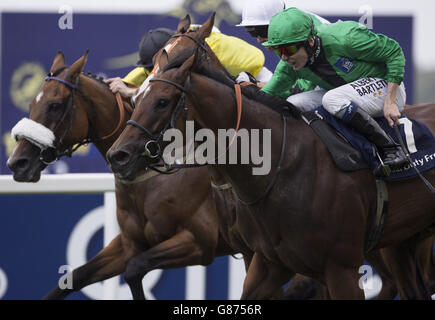 Halation geritten Jamie Spencer (rechts) aus dem Großbritannien und Irland Team gewinnt das Dubai Duty Free Shergar Cup Mile Race während des Dubai Duty Free Shergar Cup auf der Ascot Racecourse, Ascot. Stockfoto