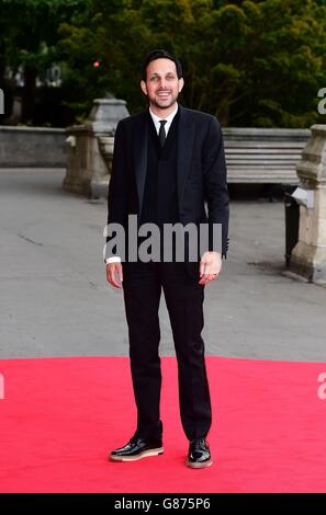 Dynamo Teilnahme an der Cinderella inspiriert Ball in Aid of Believe in Magic, im Natural History Museum London. Stockfoto