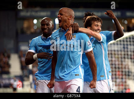 Vincent Kompany (Mitte) von Manchester City feiert das dritte Tor seiner Mannschaft mit seinen Teamkollegen während des Barclays Premier League-Spiels in den Hawthorns, West Bromwich. Stockfoto