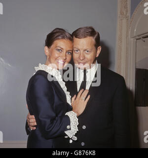 Der amerikanische Sänger und Entertainer Mel Torme mit seiner Frau, der britischen Schauspielerin Janette Scott, wurde in London fotografiert, wo sie ein Restaurant eröffnet haben. Stockfoto