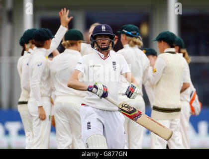 Die Engländerin Lydia Greenway verlässt das Feld, nachdem sie ihr Wicket an die Australierin Ellyse Perry während des zweiten Tages des Women's Ashes Tests am Spitfire Ground in Canterbury verloren hat. Stockfoto