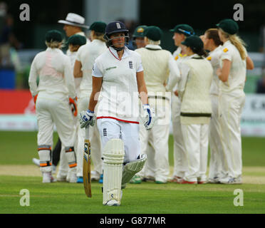 Englands Georgia Elwiss verlässt das Feld, nachdem sie ihr Wicket am zweiten Tag des Women's Ashes Tests am Spitfire Ground in Canterbury verloren hat. Stockfoto