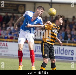 Conor McManus von Alloa Athletic (rechts) kämpft während des Ladbrokes Scottish Championship-Spiels im Recreation Park, Alloa, um den Ball mit Rob Kiernan der Rangers. DRÜCKEN SIE VERBANDSFOTO. Bilddatum: Sonntag, 16. August 2015. Siehe PA Geschichte FUSSBALL Alloa. Bildnachweis sollte lauten: Jeff Holmes/PA Wire. NUR FÜR REDAKTIONELLE ZWECKE Stockfoto