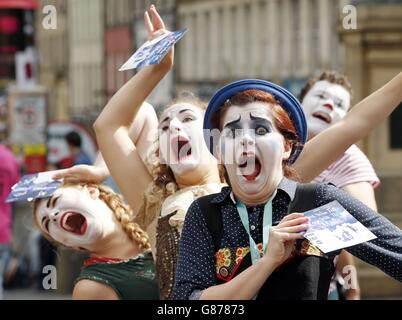 EIGENSTÄNDIGES Foto. Darsteller werben für das Edinburgh Festival Fringe zeigen das Mädchen, das sich in den Mond verliebt hat, auf der Royal Mile in Edinburgh. Stockfoto