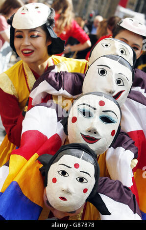 EIGENSTÄNDIGES Foto. Koreanische Künstler werben für die Edinburgh Festival Fringe Show Pan auf der Royal Mile in Edinburgh. Stockfoto