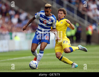 Reading's Danny Williams (links) wird von Kalvin Phillips von Leeds United während des Sky Bet Championship-Spiels im Madejski Stadium, Reading, angegangen. Stockfoto