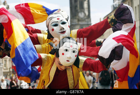 Foto. Koreanische Künstler fördern das Edinburgh Festival Fringe Show Pan auf der Royal Mile in Edinburgh. Stockfoto