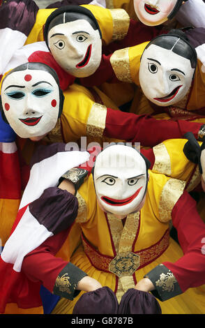 Foto. Koreanische Künstler fördern das Edinburgh Festival Fringe Show Pan auf der Royal Mile in Edinburgh. Stockfoto