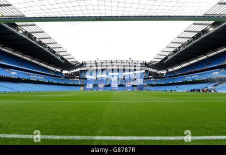 Ein Überblick über den neuen Südstand vor dem Spiel der Barclays Premier League im Etihad Stadium in Manchester. Stockfoto