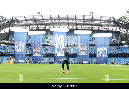 Joe Hart von Manchester City steht während des Spiels der Barclays Premier League im Etihad Stadium, Manchester, vor der neuen Südtribüne. Stockfoto