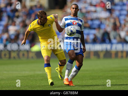 Chris Wood von Leeds United wird während des Sky Bet Championship-Spiels im Madejski Stadium, Reading, von Reading, Anton Ferdinand herausgefordert. Stockfoto