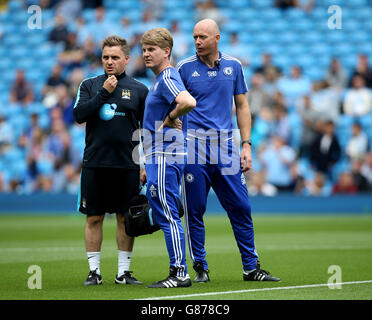 Chelsea Arzt Chris Hughes (Mitte) und Physiotherapeut Steven Hughes (rechts) während des Spiels der Barclays Premier League im Etihad Stadium, Manchester. Stockfoto