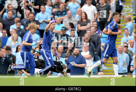 Chelsea Arzt Chris Hughes (links), Physiotherapeut Steven Hughes (Mitte) und Chelsea's Gary Cahill während des Spiels der Barclays Premier League im Etihad Stadium, Manchester. Stockfoto