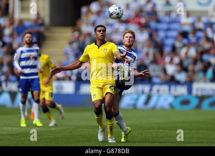 Fußball - Sky Bet Championship - Reading gegen Leeds United - Madejski Stadium. Stephen Quinn von Reading fordert Tom Adeyemi von Leeds United während des Sky Bet Championship-Spiels im Madejski Stadium in Reading heraus. Stockfoto